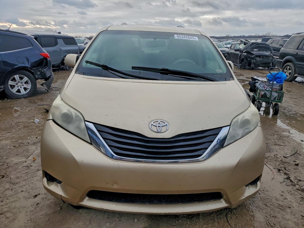 2011 TOYOTA SIENNA