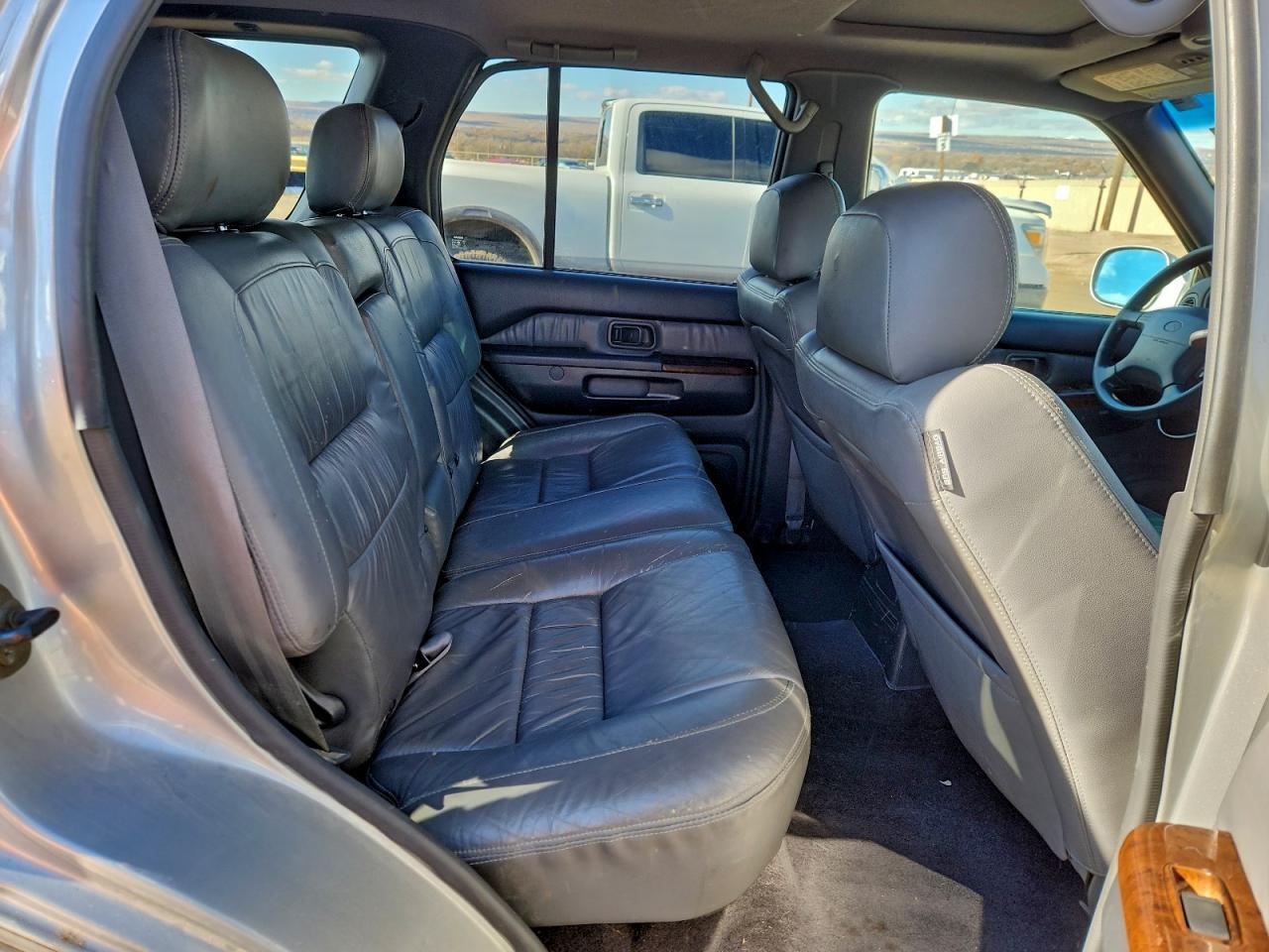 2000 INFINITI QX4
