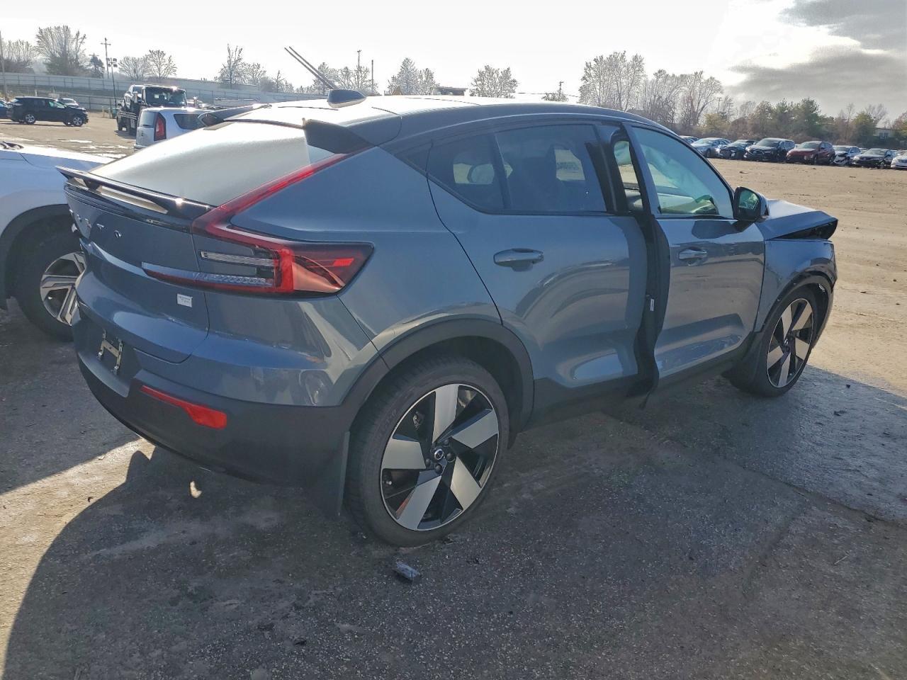 2022 VOLVO C40