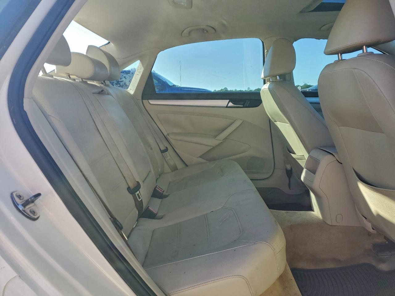 2012 VOLKSWAGEN Passat