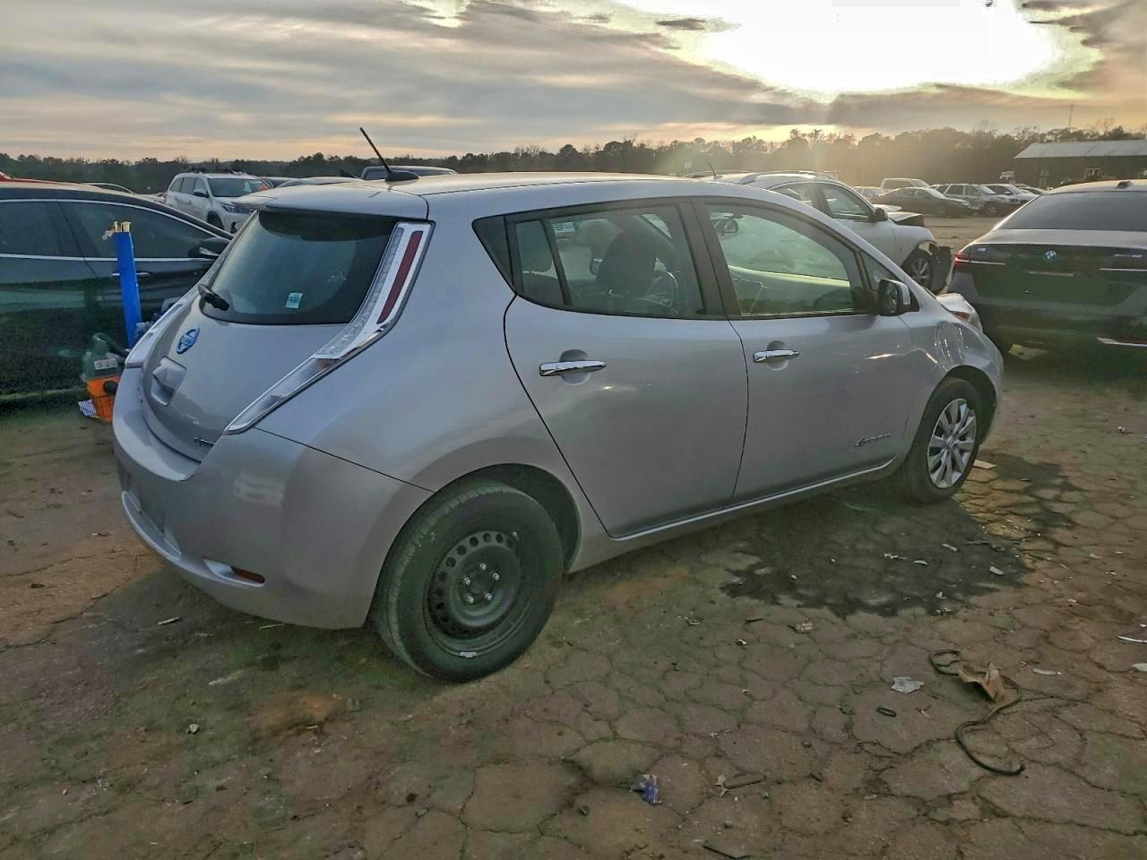 2015 NISSAN LEAF