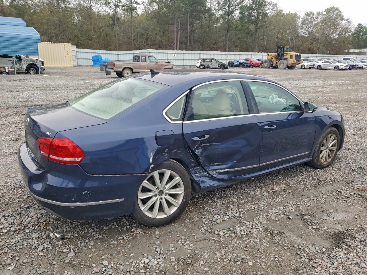 2012 VOLKSWAGEN Passat