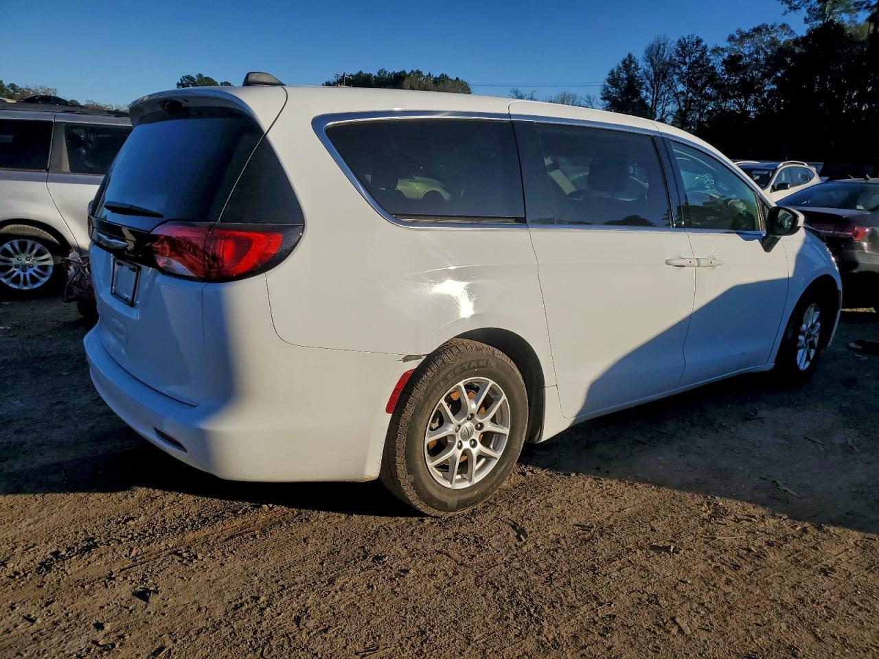 2022 CHRYSLER Voyager
