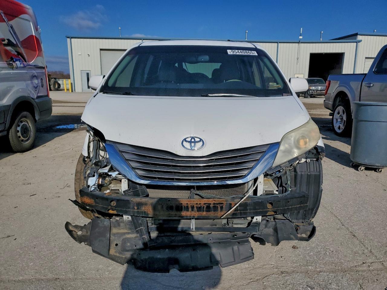 2011 TOYOTA SIENNA