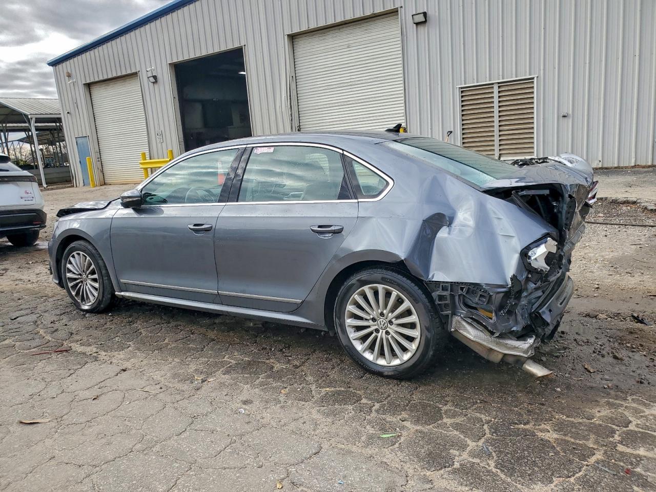 2016 VOLKSWAGEN Passat