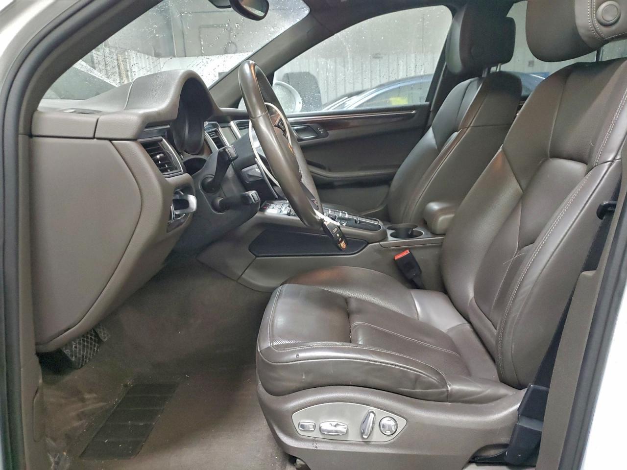 2016 PORSCHE Macan