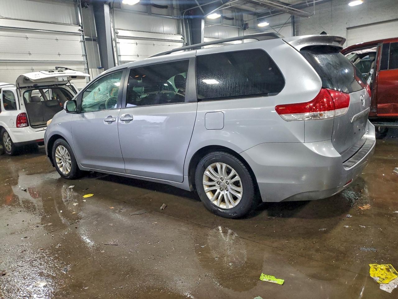 2012 TOYOTA SIENNA