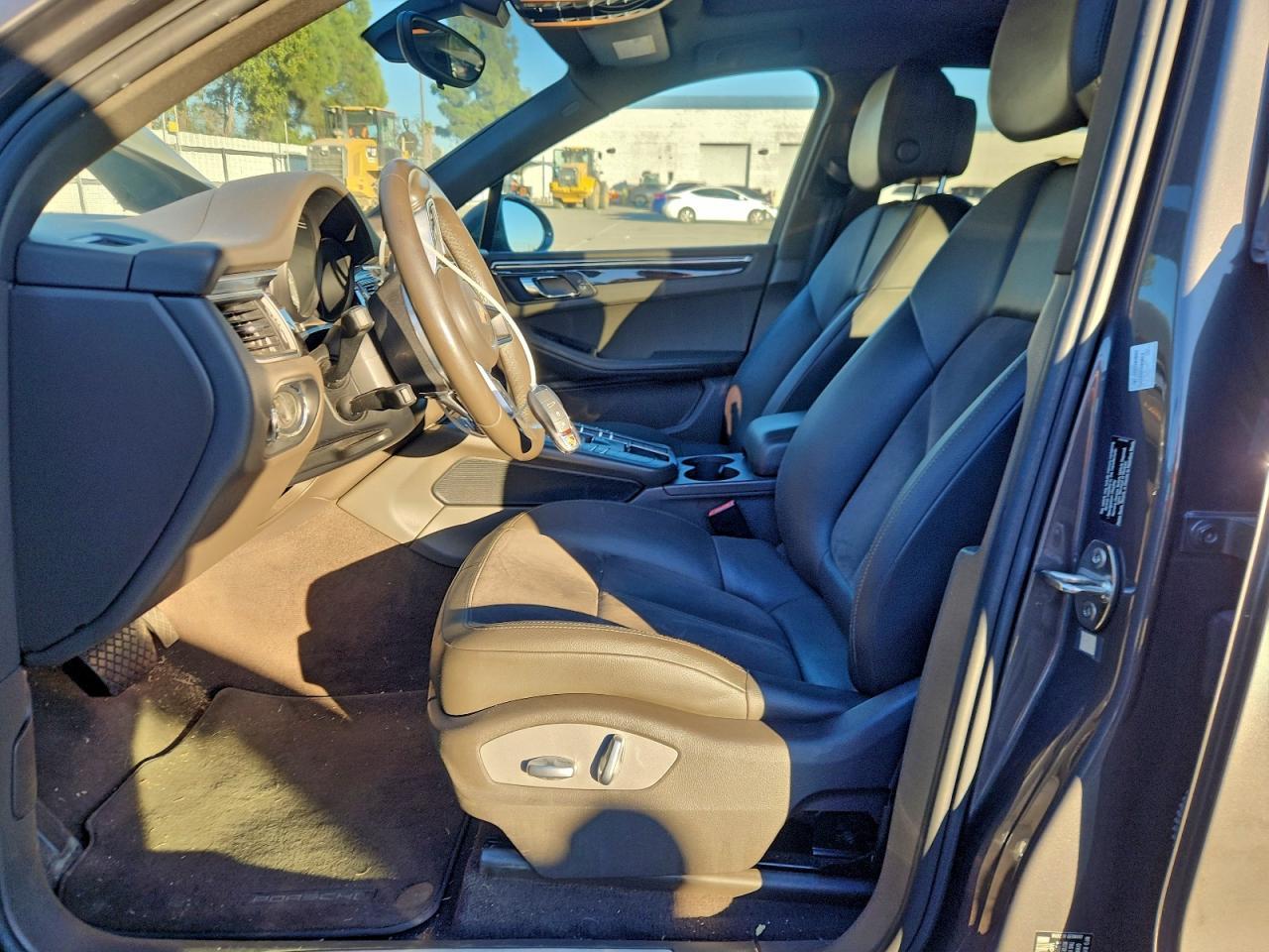 2016 PORSCHE Macan