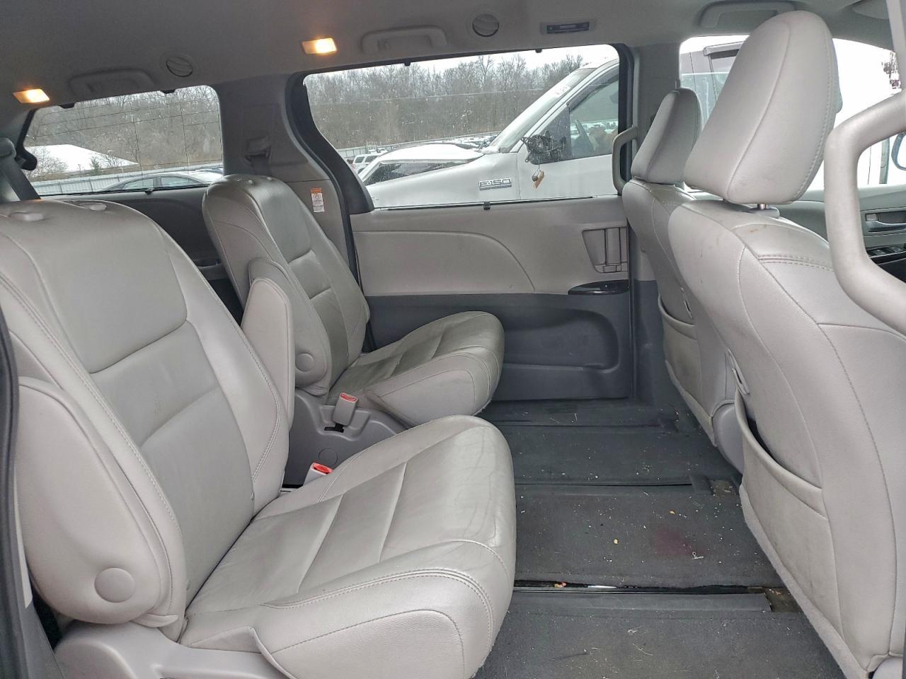 2015 TOYOTA SIENNA