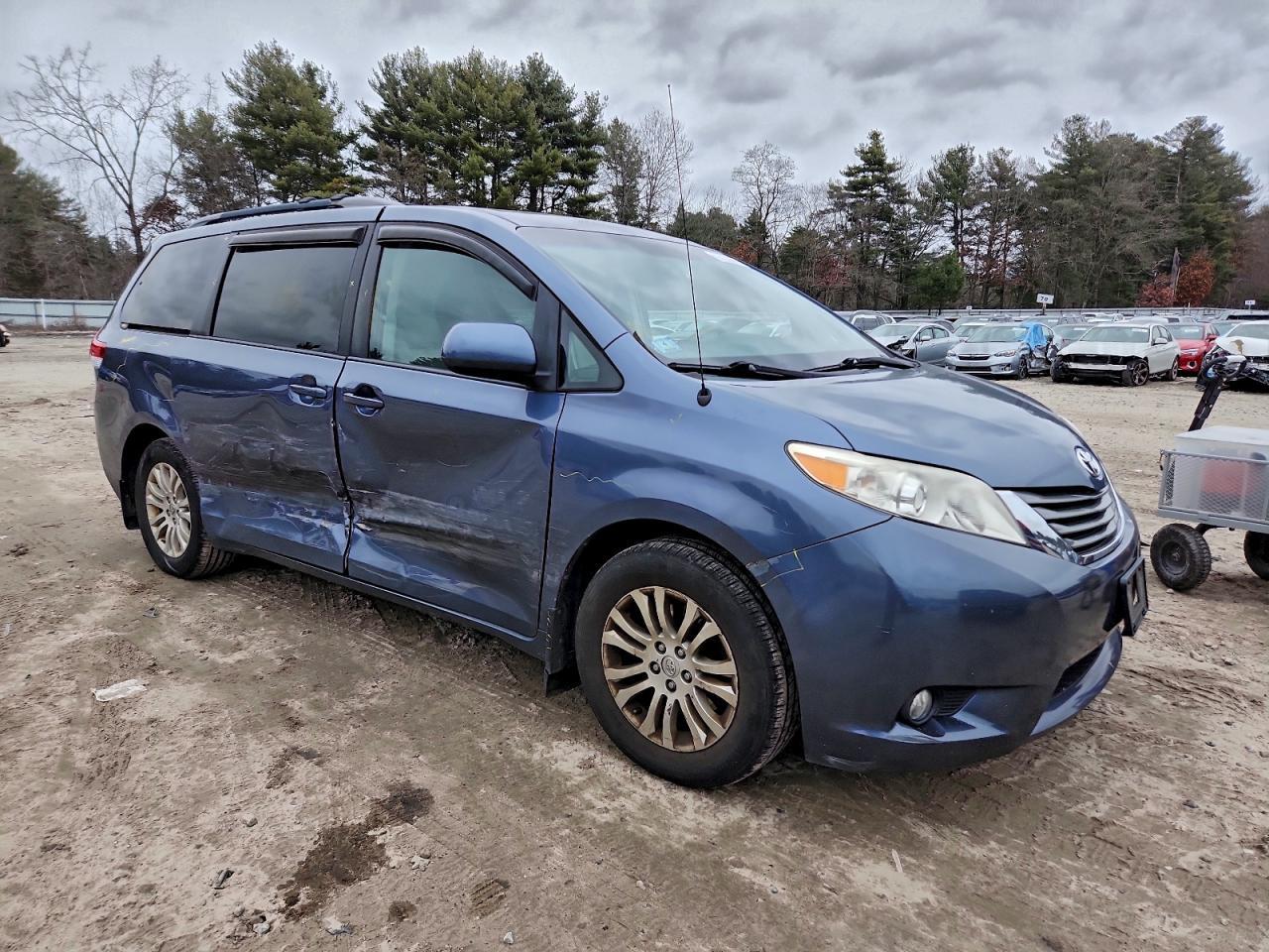 2014 TOYOTA SIENNA