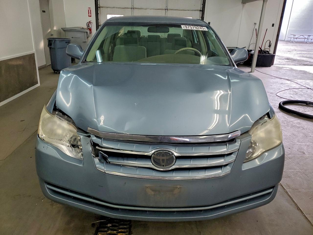 2005 TOYOTA Avalon