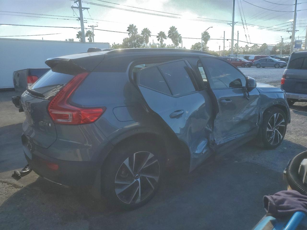 2020 VOLVO XC40