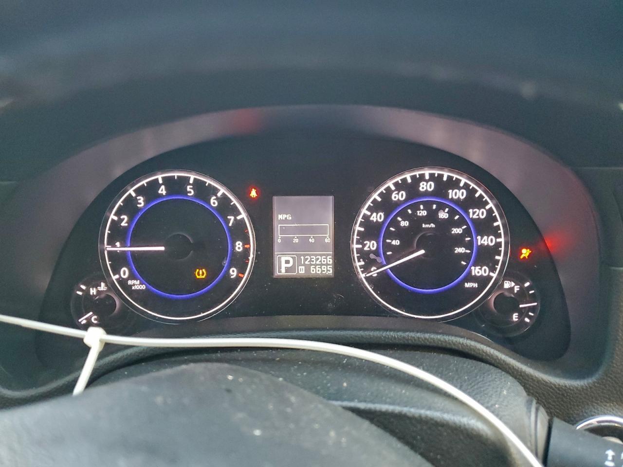 2011 INFINITI G37