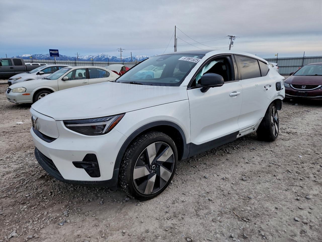 2024 VOLVO C40