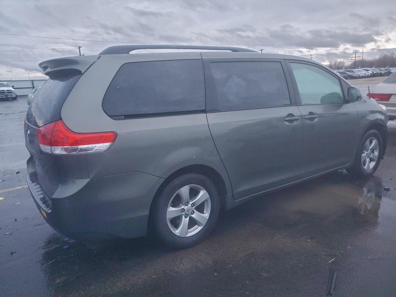 2011 TOYOTA SIENNA