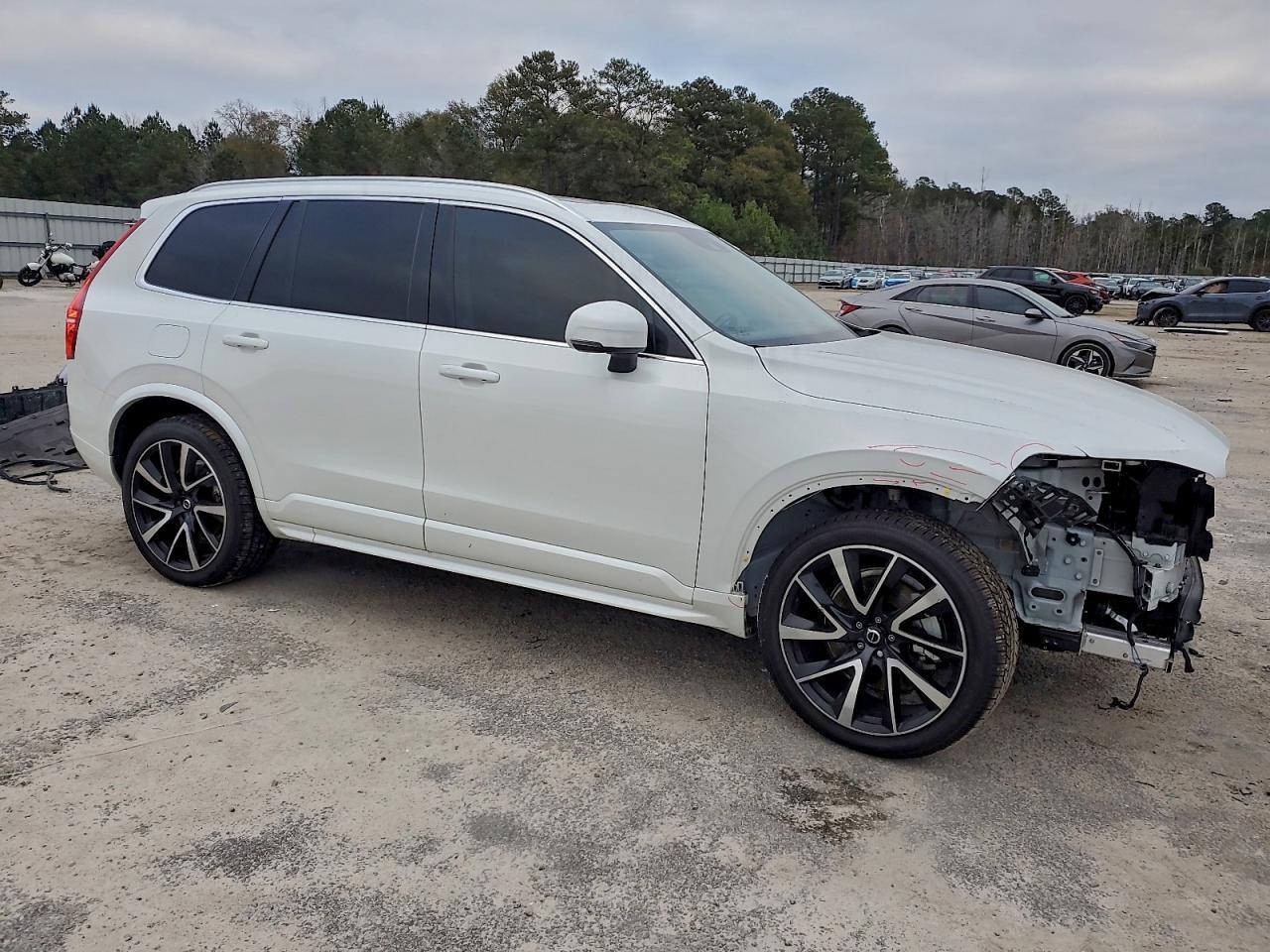2022 VOLVO XC90