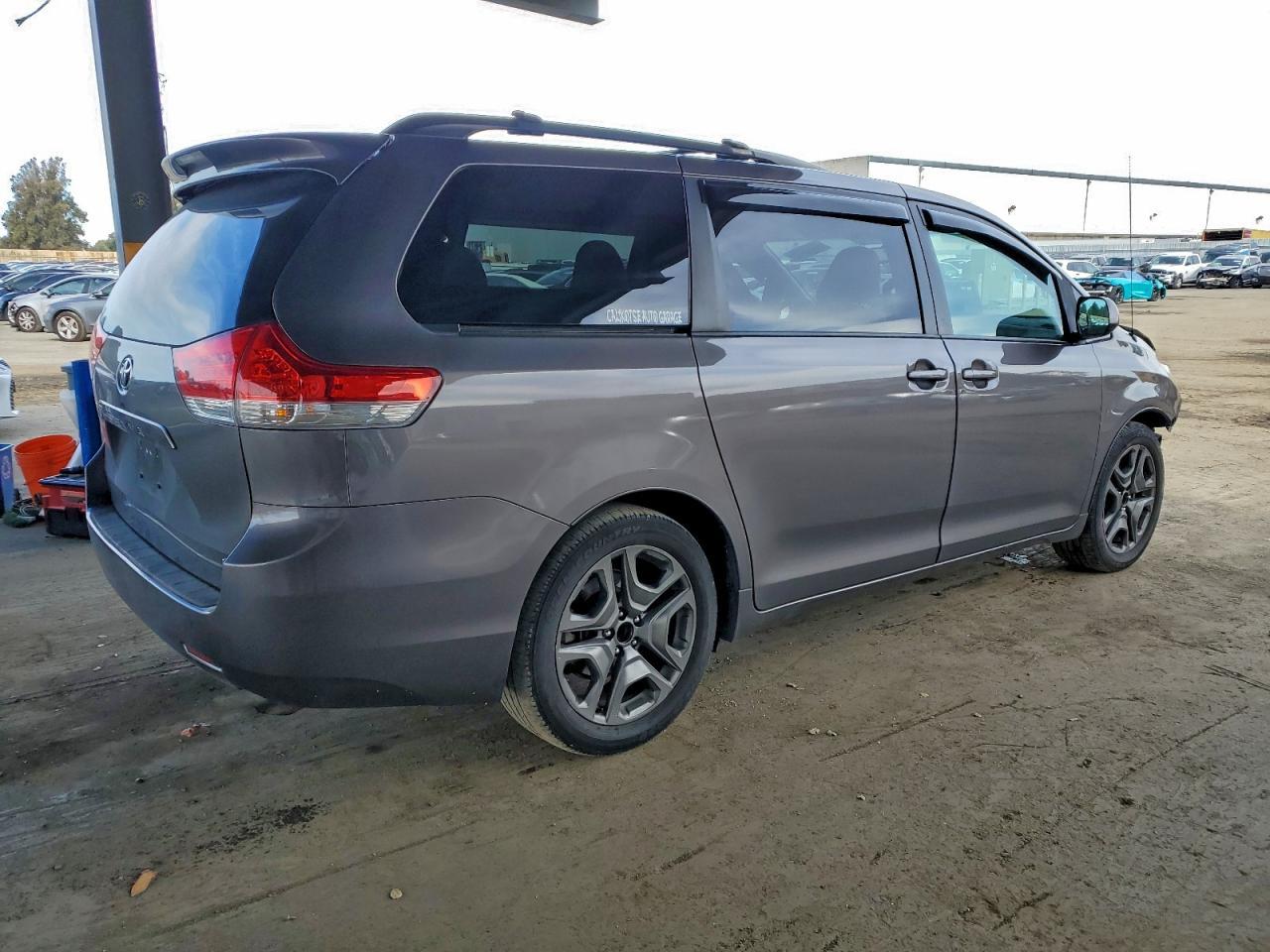 2013 TOYOTA SIENNA