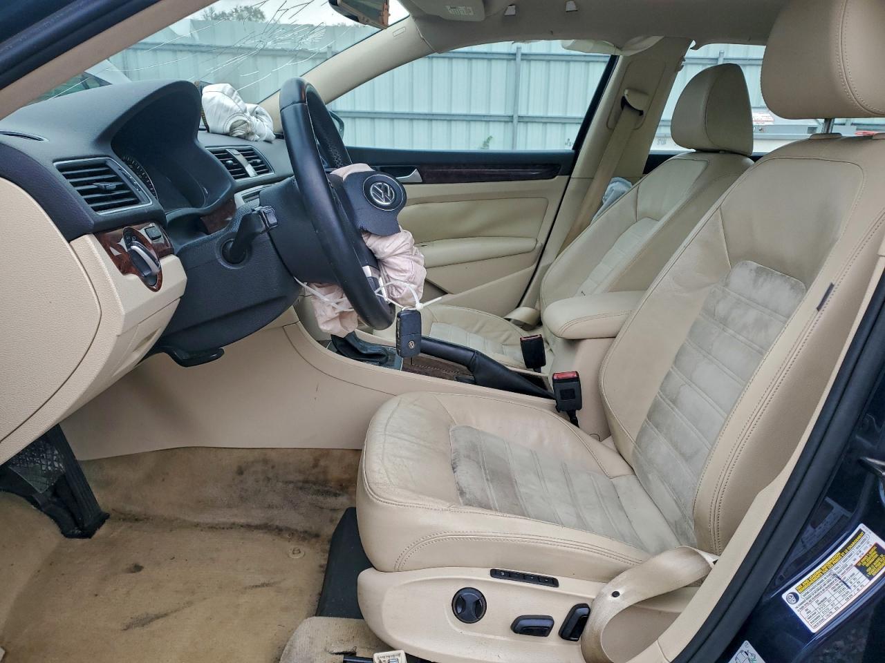 2012 VOLKSWAGEN Passat