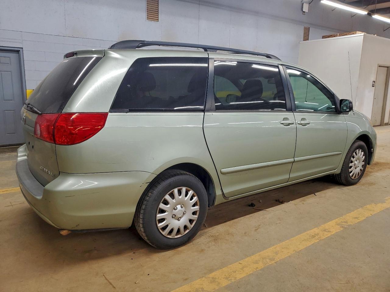 2010 TOYOTA SIENNA