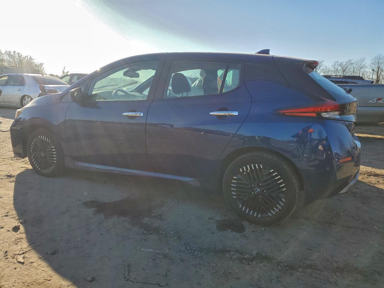 2023 NISSAN LEAF