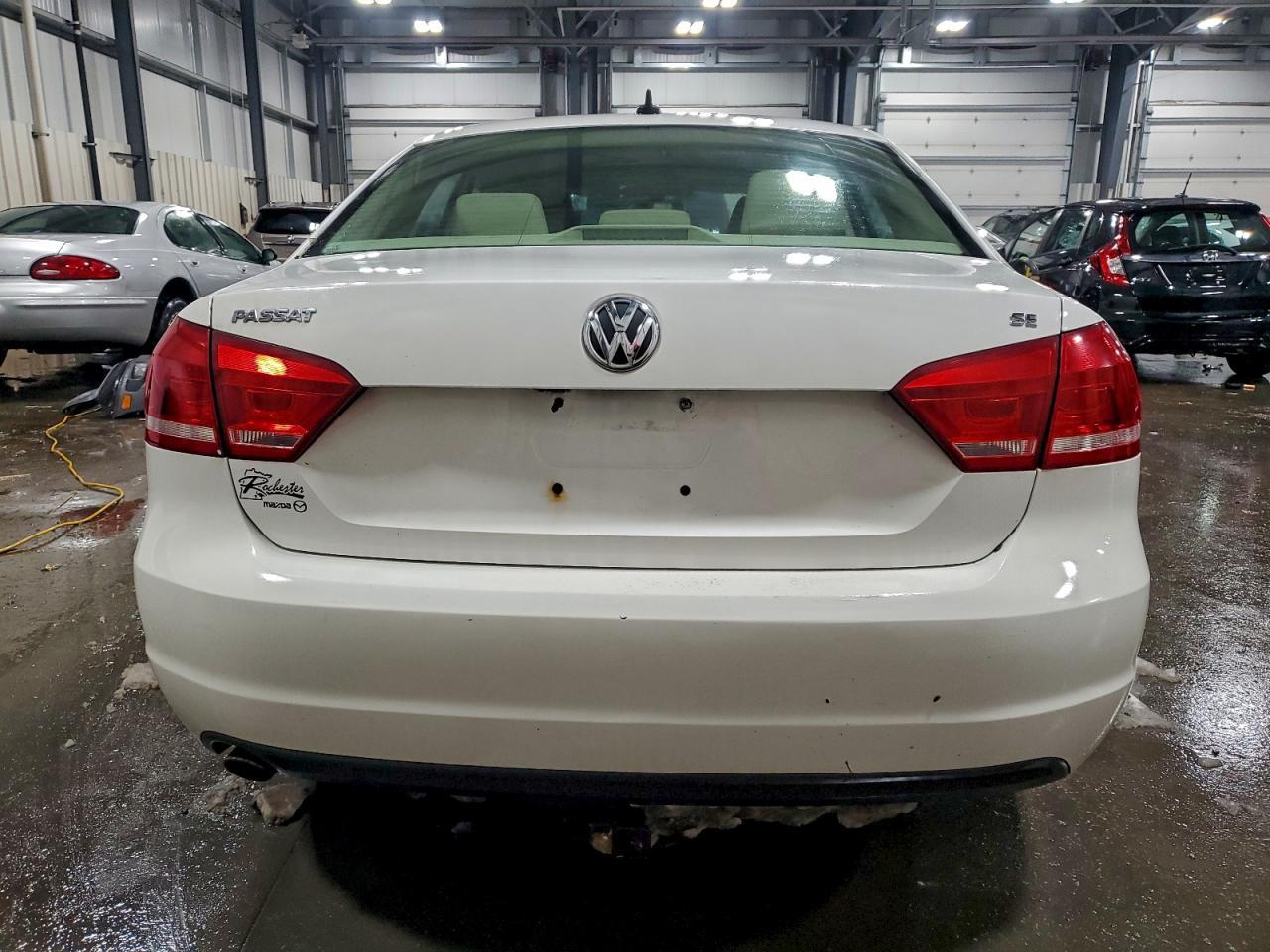 2012 VOLKSWAGEN Passat