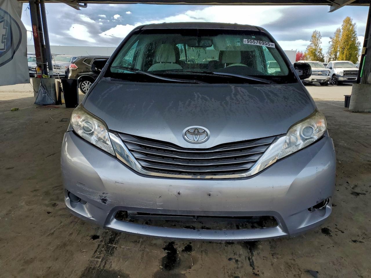2014 TOYOTA SIENNA