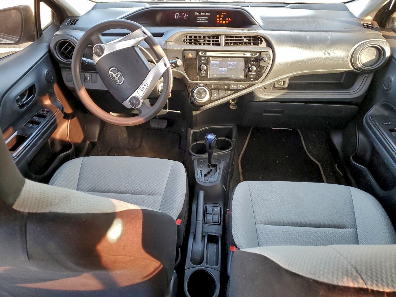 2016 TOYOTA Prius c