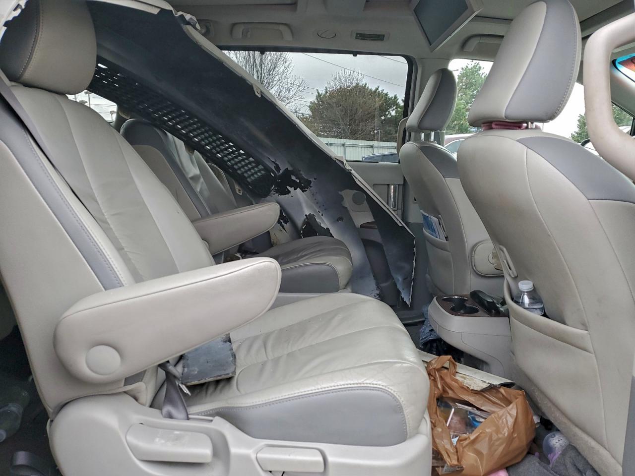 2011 TOYOTA SIENNA