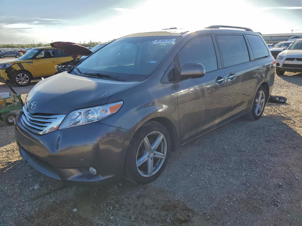 2011 TOYOTA SIENNA