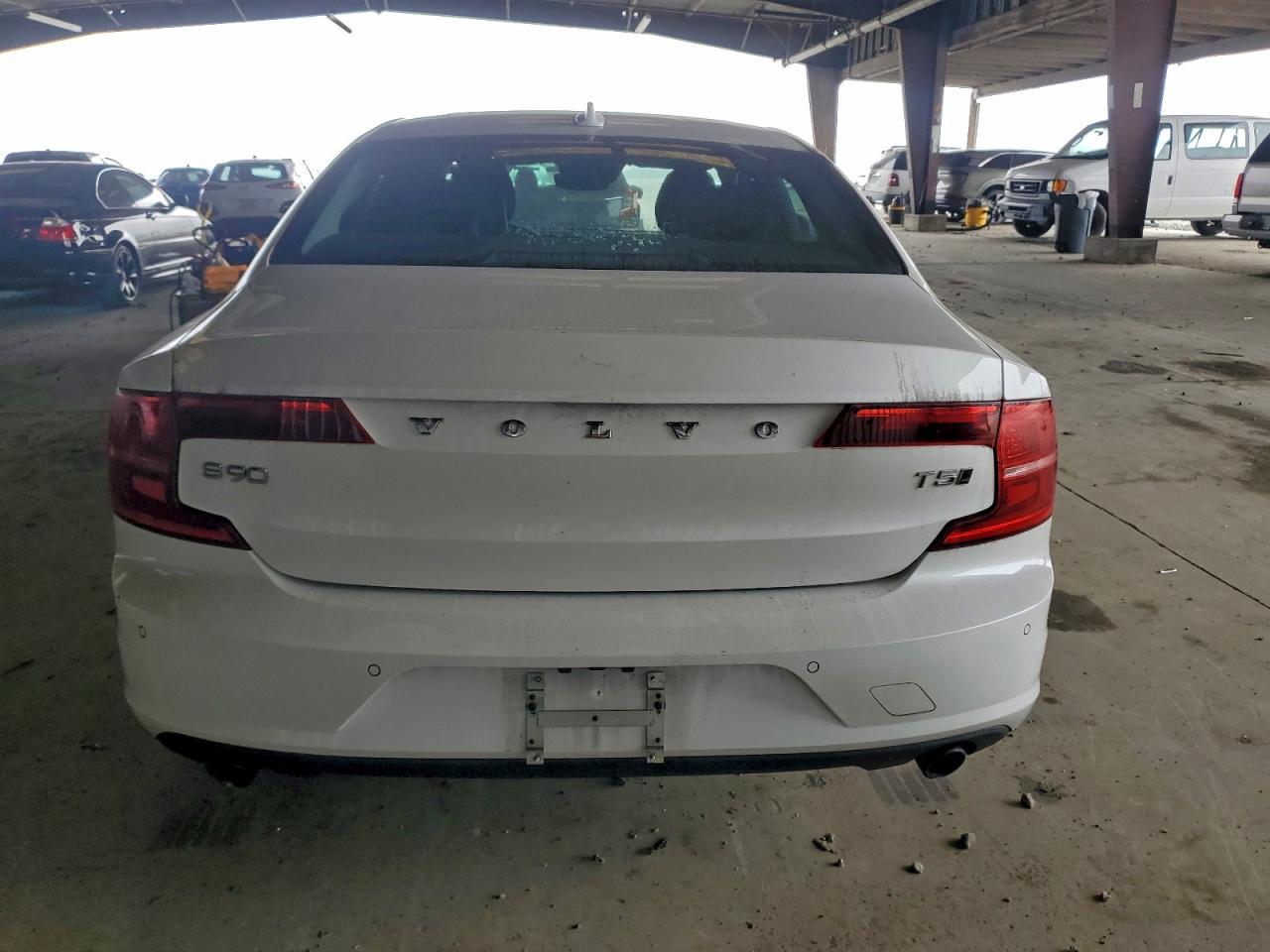 2018 VOLVO S90