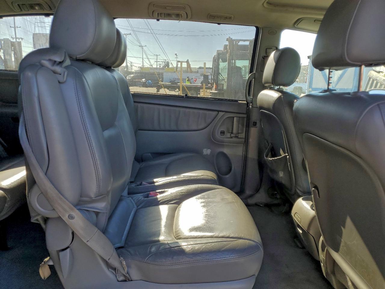 2004 TOYOTA SIENNA