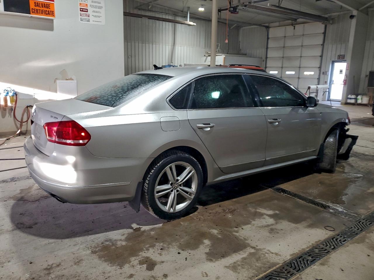 2014 VOLKSWAGEN Passat