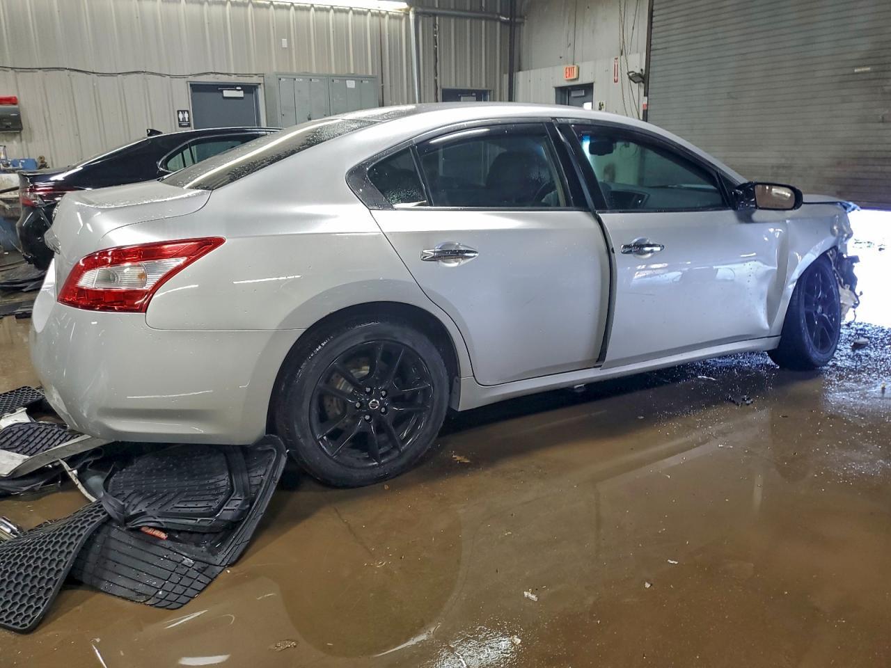 2011 NISSAN Maxima
