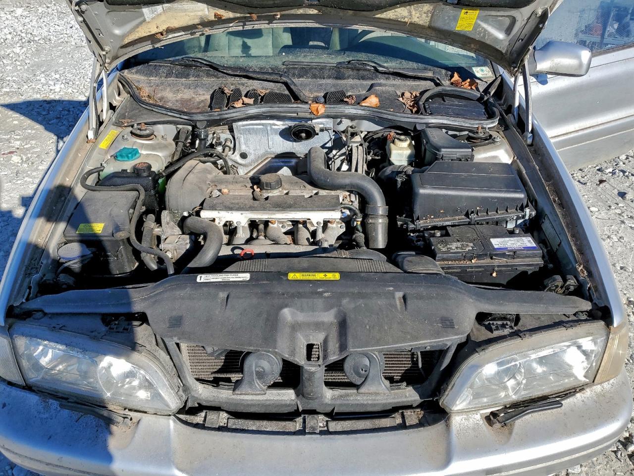 2004 VOLVO C70