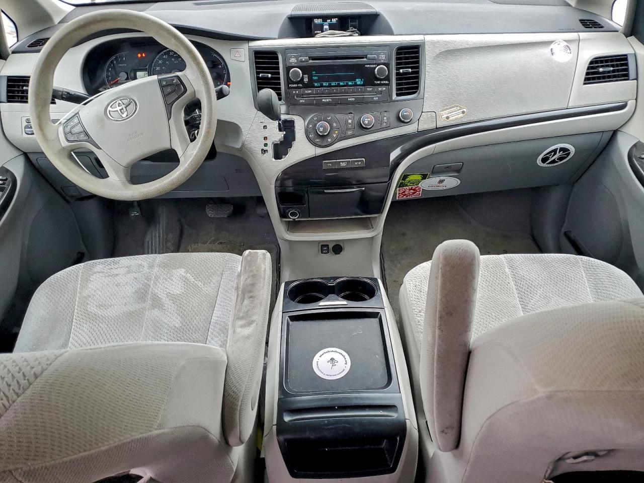 2011 TOYOTA SIENNA