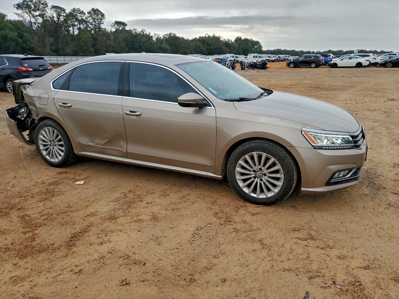 2016 VOLKSWAGEN Passat