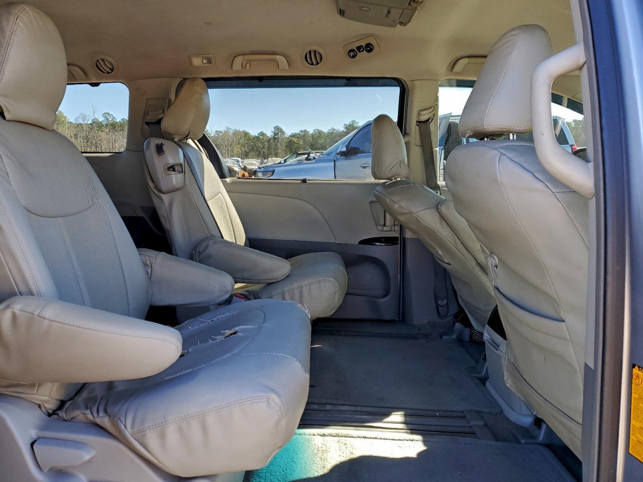 2011 TOYOTA SIENNA