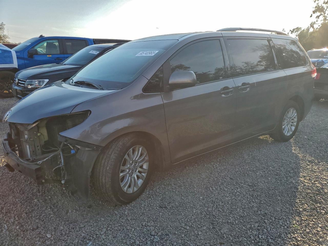 2013 TOYOTA SIENNA