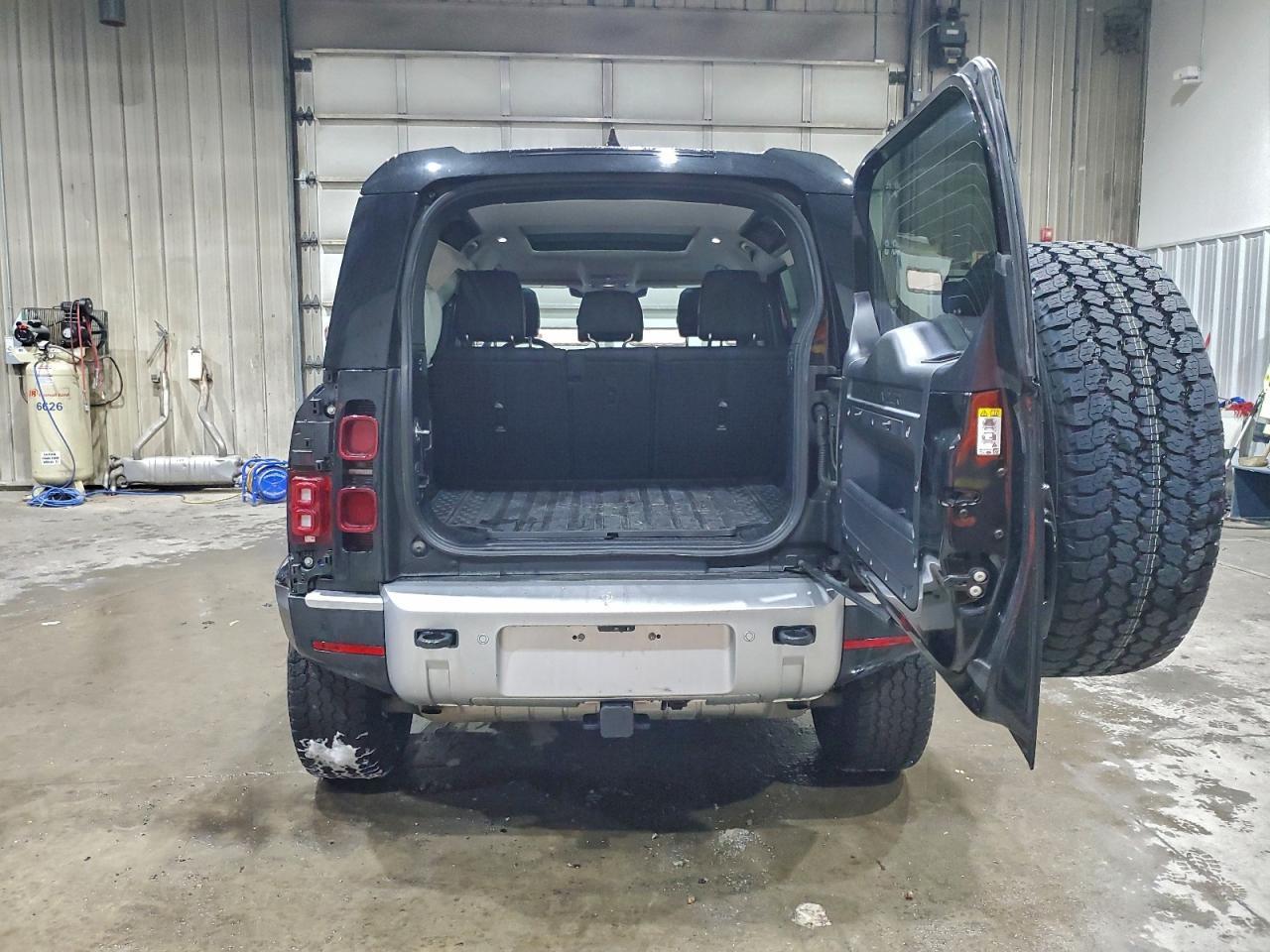 2024 LAND ROVER Defender