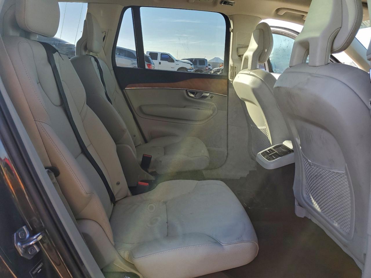 2022 VOLVO XC90