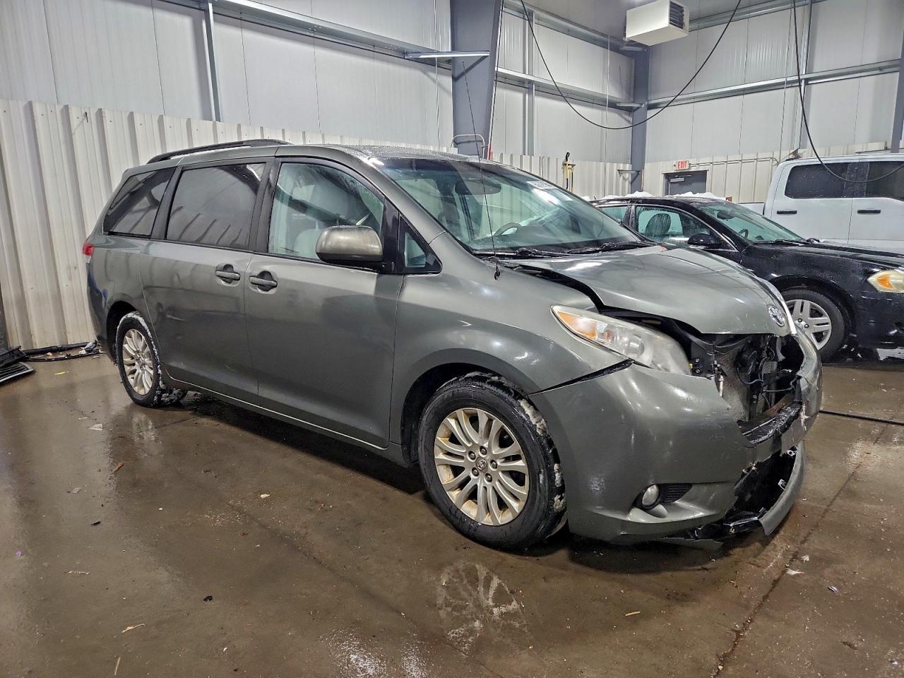 2012 TOYOTA SIENNA