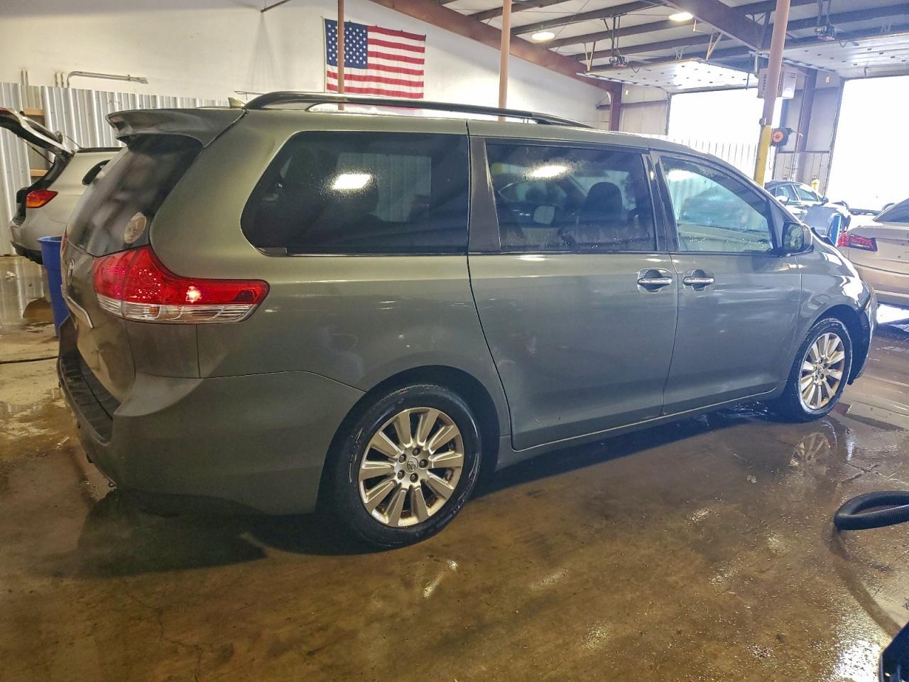2011 TOYOTA SIENNA