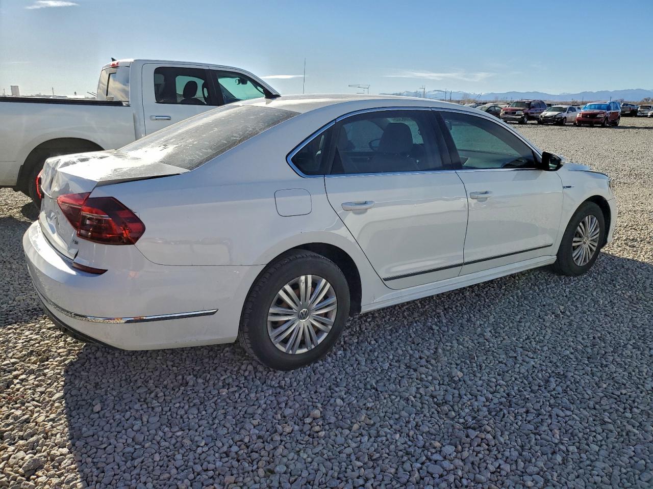 2017 VOLKSWAGEN Passat