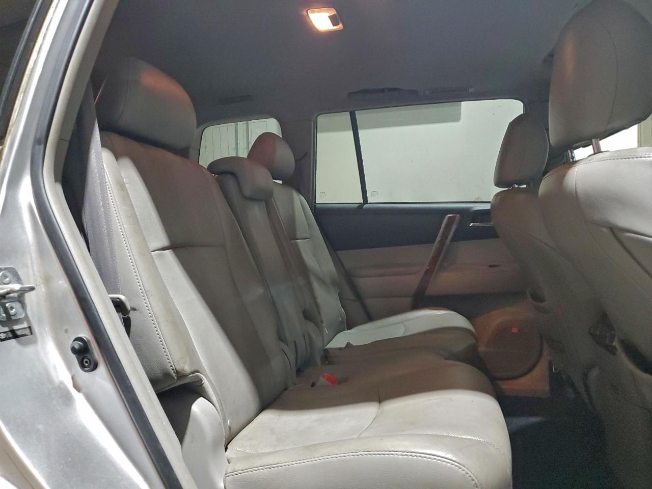 2011 TOYOTA HIGHLANDER