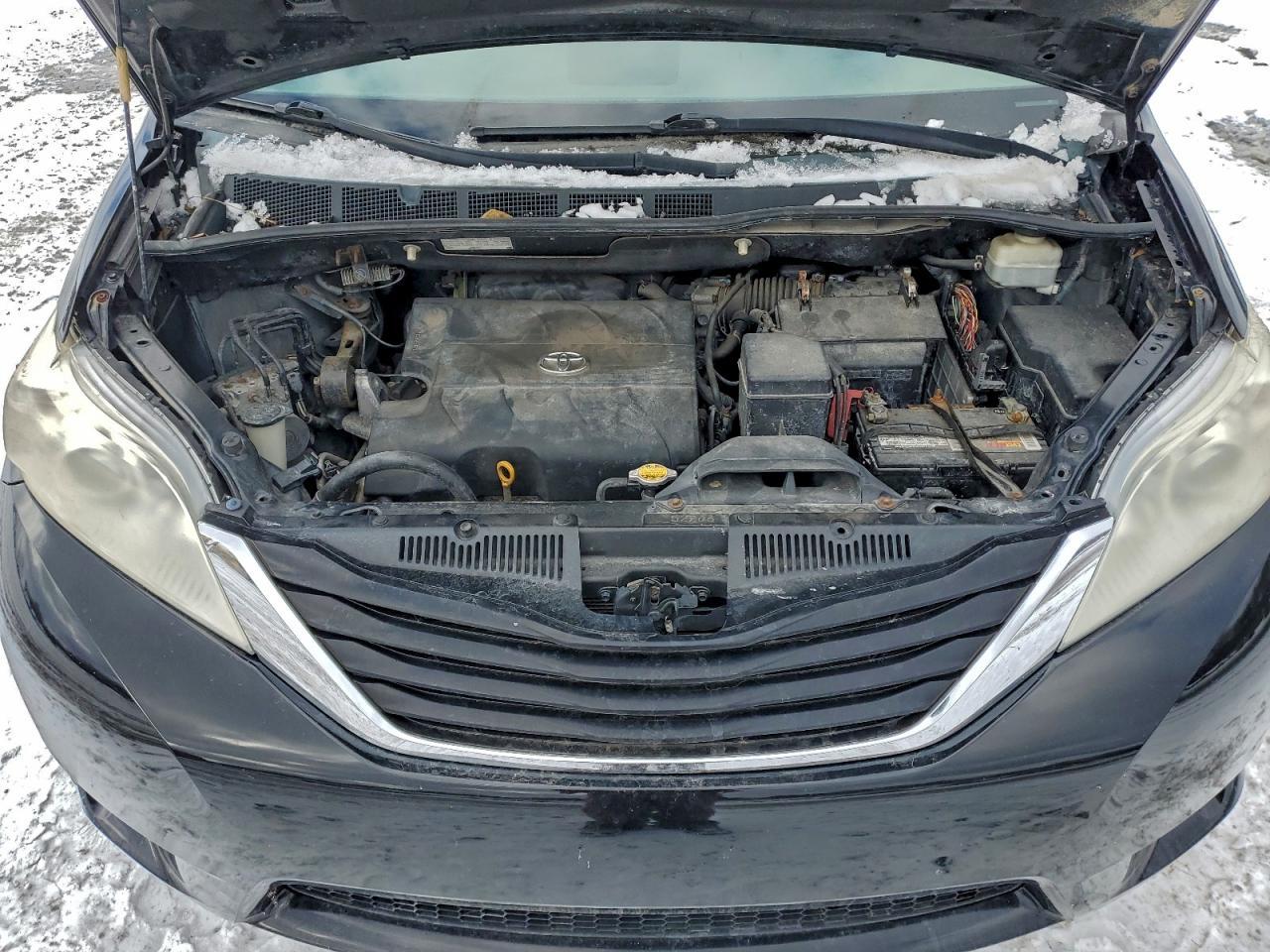 2011 TOYOTA SIENNA