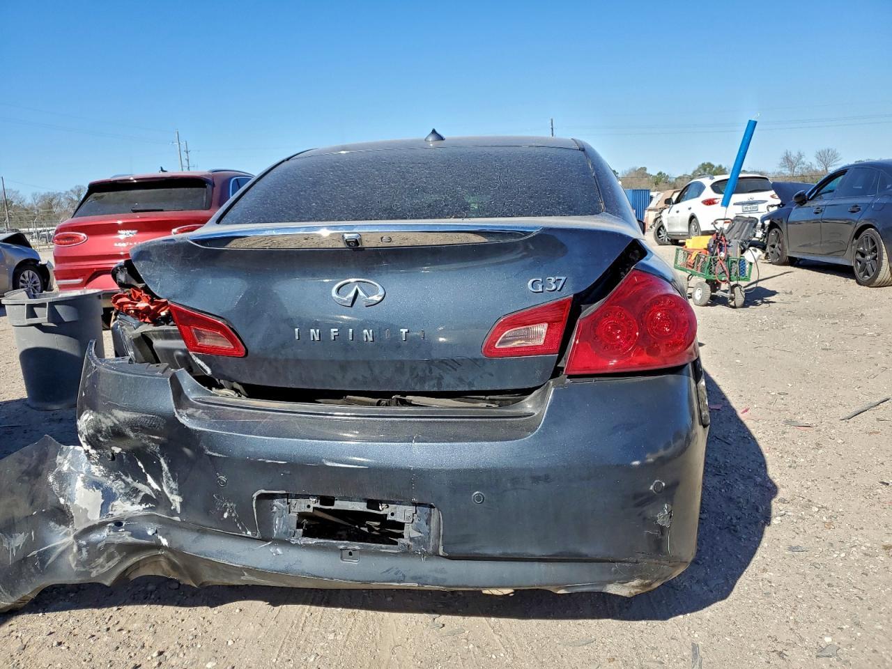2011 INFINITI G37
