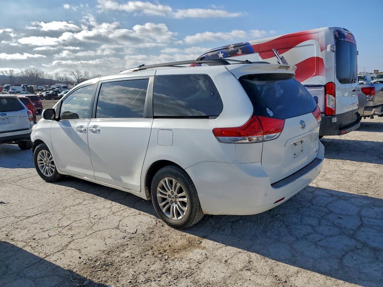 2011 TOYOTA SIENNA