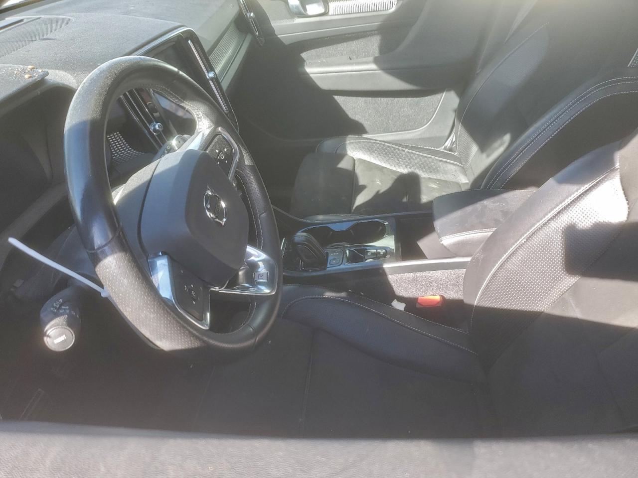 2020 VOLVO XC40