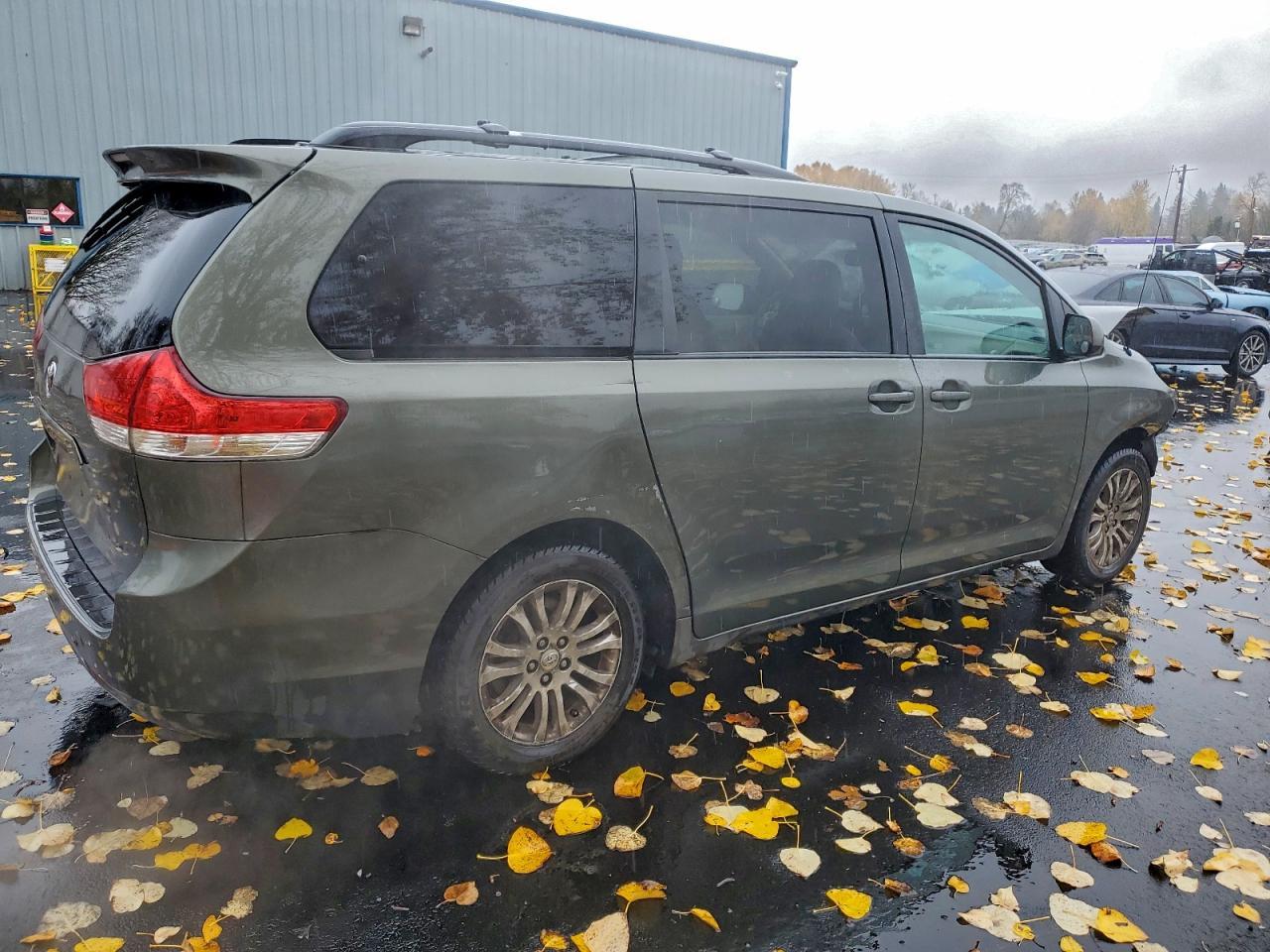 2011 TOYOTA SIENNA