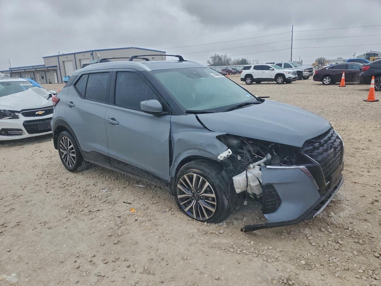 2024 NISSAN KICKS